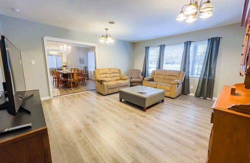 Niagara Falls House | Large 6BR, 6BA in the Heart of Niagara Falls
