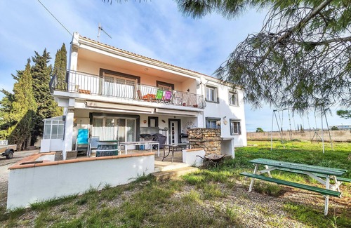 Nissan-lez-Enserune Apartment | Large and practical vacation apartment with a large terrace in Nissan-lez-Enserune.