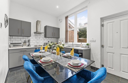 Sheffield Apartment | Large and Stylish House - Sleep 12