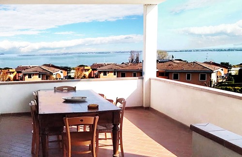 Desenzano del Garda Apartment | Large apartment with terrace
