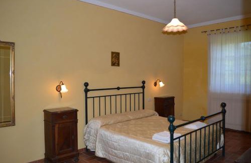 Asciano Apartment | Large apartment with shared swimming pool in Crete Senesi