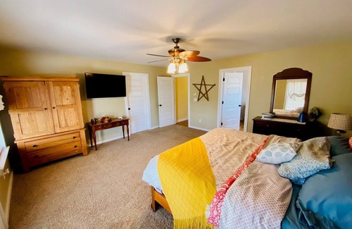 Chaplin Other | Large Bourbon Trail Farmhouse – Hot Tub, Gift shop, Driving Range & Animals