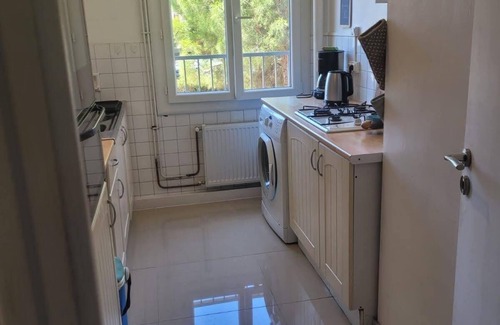 Les Platanes Apartment | Large bright apartment - beside park.