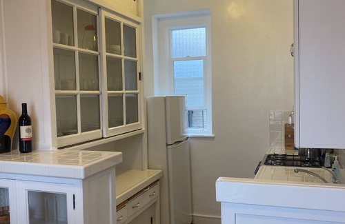 Lower Nob Hill Apartment | Large bright Nob Hill “Studio”