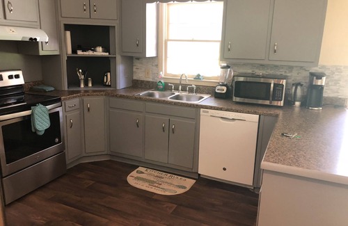 North Buckhead House | Large Buckhead Home 20 people 10 Queens 3 Kitchen WIFI