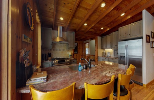 Green Mountain Falls Cabin | Large cabin with jetted tub, close to the gazebo, town plaza & hiking trails