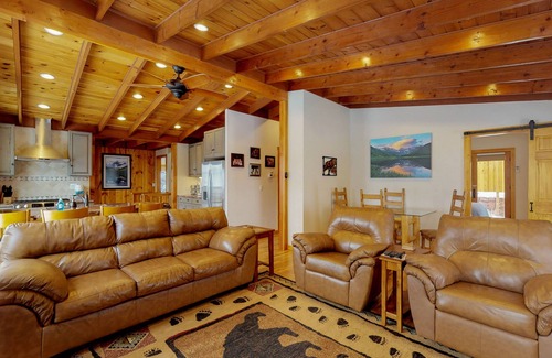 Green Mountain Falls Cabin | Large cabin with jetted tub, close to the gazebo, town plaza & hiking trails