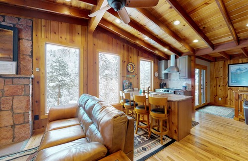 Green Mountain Falls Cabin | Large cabin with jetted tub, close to the gazebo, town plaza & hiking trails