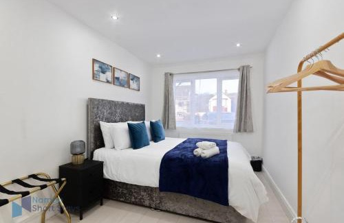 Coulsdon West House | Large Comfy 4 Bedroom House, Ideal for Workers, FREE Parking