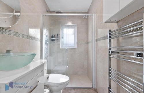 Coulsdon West House | Large Comfy 4 Bedroom House, Ideal for Workers, FREE Parking