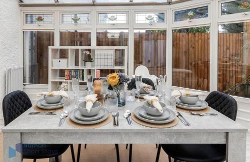Coulsdon West House | Large Comfy 4 Bedroom House, Ideal for Workers, FREE Parking