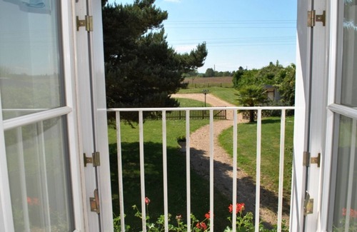 Azay-sur-Cher Cottage | Large cottage for 10, garden and fireplace near Tours