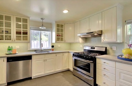 Gold Coast Cottage | Large Cottage Near SF, Beach, Airport w/Backyard