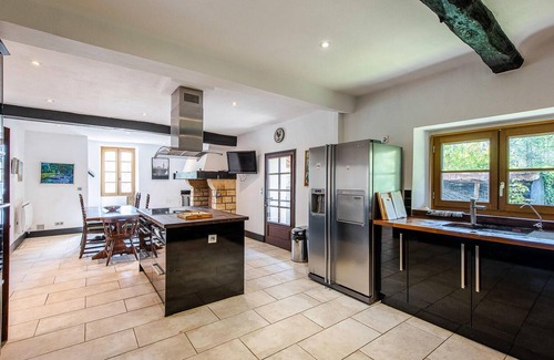 Auterrive House | Large cottage with beautiful garden.