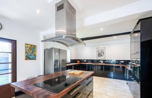 Auterrive House | Large cottage with beautiful garden.