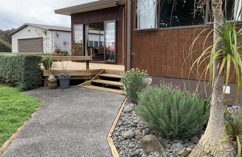 Katikati House | Large country house on orchard close to hot pools; bush walks and Waihi beach.