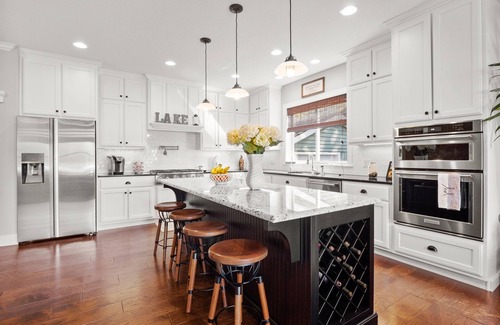 Columbia City Cottage | Large Craftsman Style Lake House for All Seasons + Sleeps 10