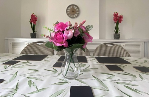Wellingborough House | Large Detached Property sleeping up to 6 contractors or family groups of 9