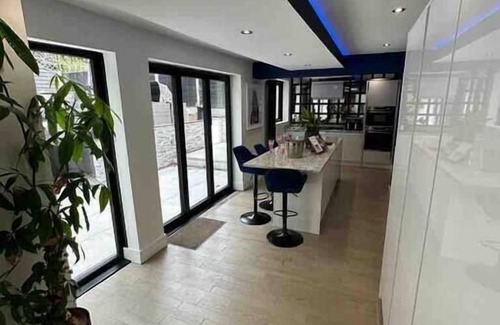 Liverpool House | Large detached House Woolton, Families, FREE Parking, Massage, BBQ, Playroom +