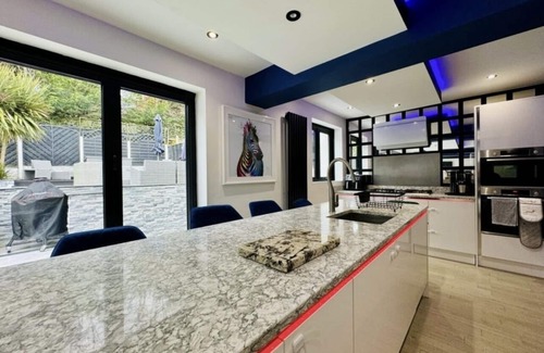 Liverpool House | Large detached House Woolton, Families, FREE Parking, Massage, BBQ, Playroom +