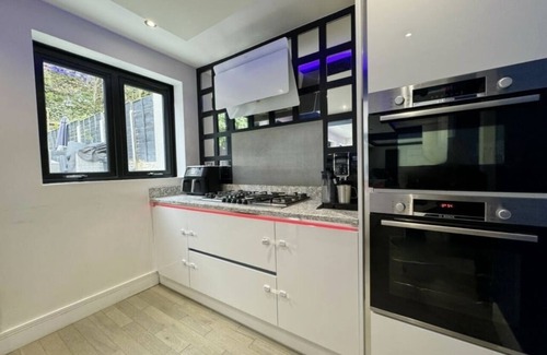 Liverpool House | Large detached House Woolton, Families, FREE Parking, Massage, BBQ, Playroom +