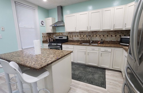 Shelby Park House | Large Eclectic 4-bed Newly Renovated House Plenty Street Parking by Shelby Park