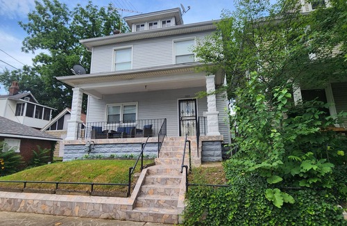 Shelby Park House | Large Eclectic 4-bed Newly Renovated House Plenty Street Parking by Shelby Park