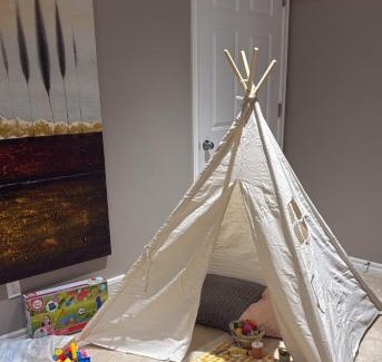 Calgary House | Large Family 4 BR Entire Home w Kid's Play Tent! By Airport - FREE Banff Pass, Wine, Gym, Netflix, BBQ!