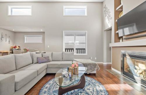 Calgary House | Large Family 4 BR Entire Home w Kid's Play Tent! By Airport - FREE Banff Pass, Wine, Gym, Netflix, BBQ!