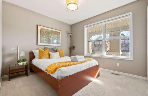 Calgary House | Large Family 4 BR Entire Home w Kid's Play Tent! By Airport - FREE Banff Pass, Wine, Gym, Netflix, BBQ!