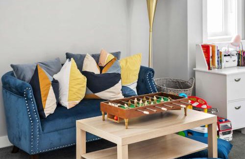 Calgary House | Large Family 4BR w Kid's Play Den! Near Airport & Shopping! FREE Banff Pass, BBQ, Netflix, Parking & Wine!