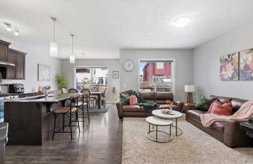 Calgary House | Large Family 4BR w Kid's Play Den! Near Airport & Shopping! FREE Banff Pass, BBQ, Netflix, Parking & Wine!