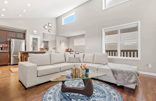 Calgary House | Large Family Home w Kid's Play Tent! By Airport FREE Banff Pass Wine Gym