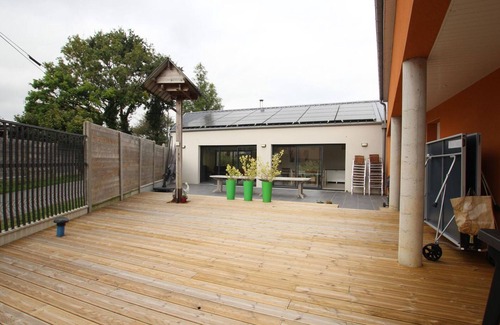 Vesly Cottage | Large family home with pool, pets allowed