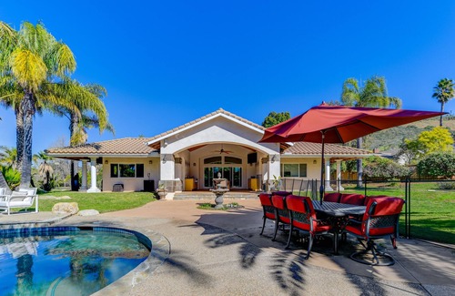 Poway House | Large family paradise + pool house