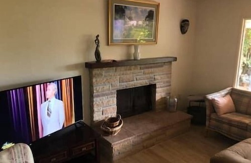 West Mesa House | Large home, 4Bdrms, parking. 1 block Mall, near Park-Ocean steps, 5 min Dwntn SB