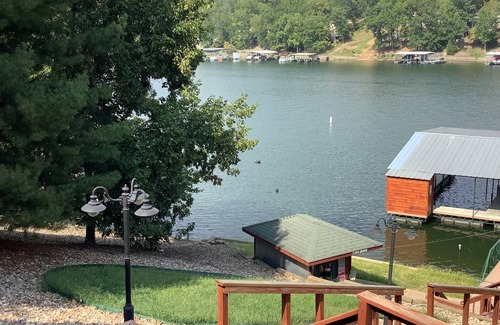 Gravois Mills House | Large Home On Mile Marker 8 In A Beautiful Cove On The Lake Of The Ozark