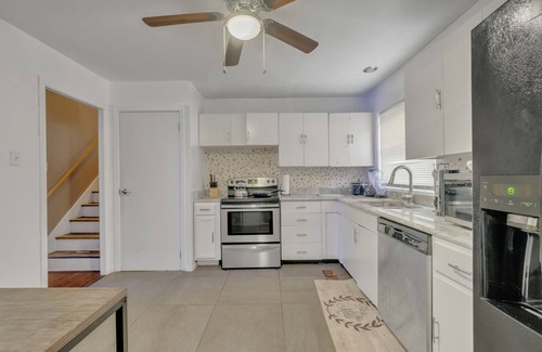 Little Rock House | Large Home Sleeps 11 Adults. Great for Contractors