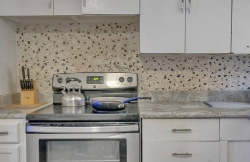 Little Rock House | Large Home Sleeps 11 Adults. Great for Contractors