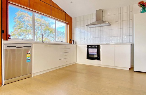 Otahuhu House | Large House. Convenient Location.