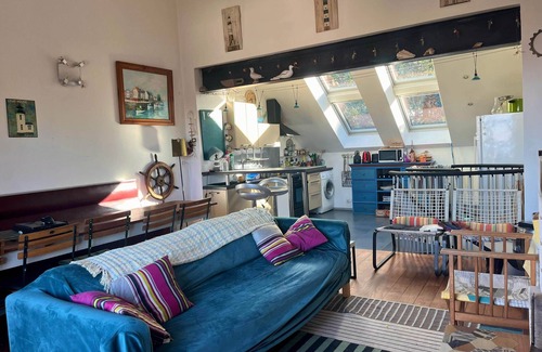 Quimiac House | Large house facing the sea.