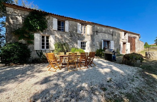 Gageac-et-Rouillac Ski Chalet | Large house with pool sleeping up to 10 people in Gageac.