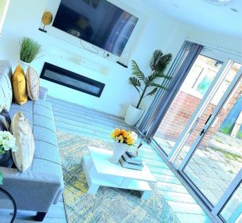 Chatham Apartment | Large House, Home for Contractors- Park Free
