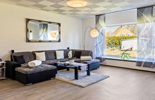 St. Lorenz Nord Apartment | Large house with huge garden & terrace, near Baltic Sea up to 4 persons