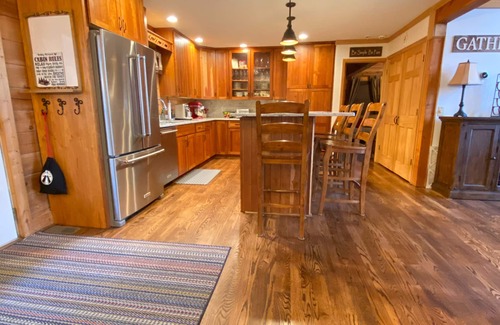 Blowing Rock Cabin | Large Log Cabin ON APP SKIMTN, HotTub, Pool Table, Kayaks, LOCATION! 100+reviews