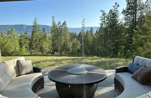 Cle Elum House | Large & Luxurious Retreat on 5 Wooded Acres w/Hot Tub and Game Room