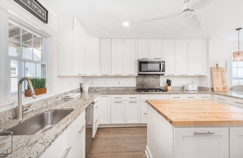 Folly Beach House | LARGE LUXURY BEACHFRONT.WELCOME TO THE HUSHPUPPY HOUSE