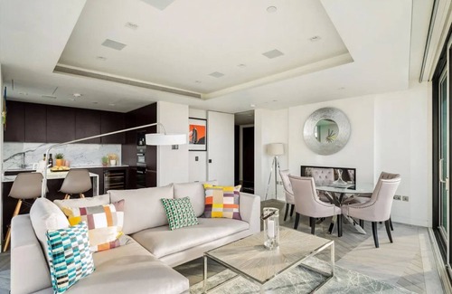 Tower Hill Apartment | Large Luxury Duplex Penthouse Stunning Views with Private Jacuzzi on Rooftop