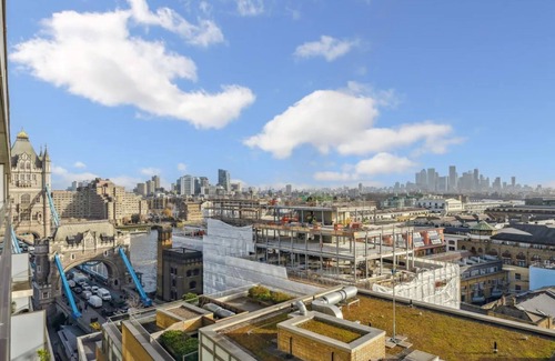 Tower Hill Apartment | Large Luxury Duplex Penthouse Stunning Views with Private Jacuzzi on Rooftop