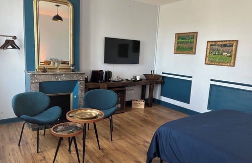 Soussans Bed & Breakfast | Large luxury room at Clos de Bigos, family-run AOC Margaux Artisan vineyard